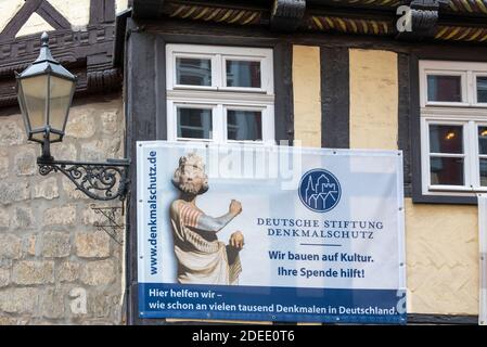 29. November 2020, Sachsen-Anhalt, Quedlinburg: Ein Banner mit der Aufschrift 'Deutsche Stiftung Denkmal. Wir bauen auf Kultur auf. Ihre Spende hilft!' Foto: Stephan Schulz/dpa-Zentralbild/ZB Stockfoto