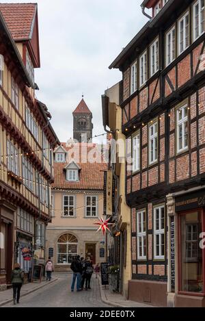 29. November 2020, Sachsen-Anhalt, Quedlinburg: Weihnachtlich geschmückte Fassaden und Lichterketten schaffen Adventsstimmung in der Altstadt. Der traditionelle Weihnachtsmarkt vor historischer Fachwerkkulisse, der in dieser Jahreszeit normalerweise Zehntausende Besucher anzieht, musste in diesem Jahr wegen der Corona-Pandemie abgesagt werden. Foto: Stephan Schulz/dpa-Zentralbild/ZB Stockfoto