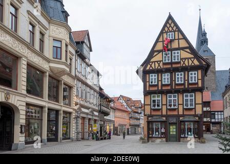 29. November 2020, Sachsen-Anhalt, Quedlinburg: Auf dem Marktplatz von Quedlinburg sind nur wenige Menschen. Der Weihnachtsmarkt, der normalerweise zu dieser Jahreszeit Zehntausende von Besuchern anzieht, wurde in diesem Jahr wegen der Corona-Pandemie abgesagt. Foto: Stephan Schulz/dpa-Zentralbild/ZB Stockfoto