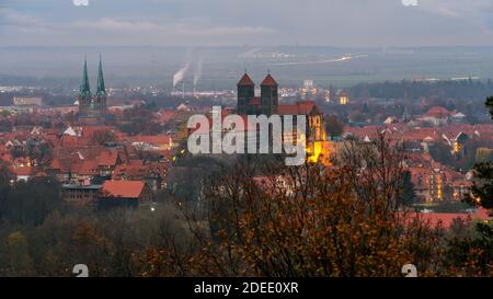 29. November 2020, Sachsen-Anhalt, Quedlinburg: Blick auf die Weltkulturerbe-Stadt mit der weltberühmten Stiftskirche St. Servatii. Normalerweise findet zu dieser Jahreszeit der traditionelle Weihnachtsmarkt vor einer historischen Fachwerkkulisse statt. Aufgrund der Corona-Pandemie musste jedoch der Weihnachtsmarkt gestrichen werden. Dennoch sorgt Adventsstimmung durch Weihnachtsschmuck, Gassen, Fassaden und Geschäfte in der Altstadt. Foto: Stephan Schulz/dpa-Zentralbild/ZB Stockfoto