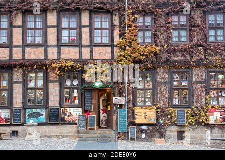 29. November 2020, Sachsen-Anhalt, Quedlinburg: Weihnachtlich geschmückte Fassaden und Lichterketten schaffen Adventsstimmung in der Altstadt. Der traditionelle Weihnachtsmarkt vor historischer Fachwerkkulisse, der in dieser Jahreszeit normalerweise Zehntausende Besucher anzieht, musste in diesem Jahr wegen der Corona-Pandemie abgesagt werden. Foto: Stephan Schulz/dpa-Zentralbild/ZB Stockfoto