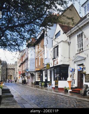 Church Street mit Blick auf Henry VIII Gate, Windsor, Berkshire, England, Großbritannien. Ca. 1990er Jahre Stockfoto