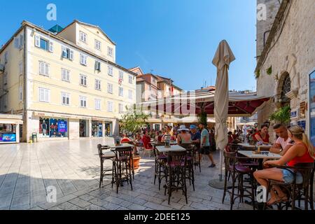 Blick auf Bars und Cafés in People's Square oder Pjaca, Split, Dalmatinische Küste, Kroatien, Europa Stockfoto