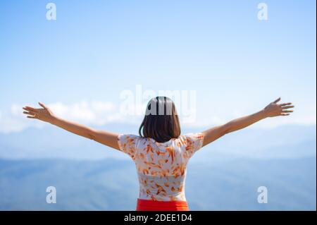 Das Bild hinter den Frauen, die die Arme heben, schaute auf die Berge und Bäume von Doi Samer Dao, Nan in Thailand Stockfoto