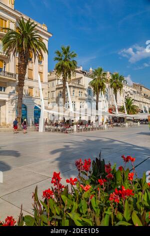 Blick auf die Gebäude und Cafes an der Promenade, Split, Dalmatien, Kroatien, Europa Stockfoto