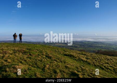 Wandern im British Camp, auf den Malvern Hills, in der Nähe von Ledbury, Herefordshire, England, Großbritannien Stockfoto