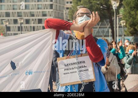 La Marea Blanca ist an diesem Sonntag von Neptun nach Colón marschiert, um zu sagen: "Genug! An das chaotische und rücksichtslose Gesundheitsmanagement der Regierung von Isabel Díaz Ayuso'. Die Organisatoren sind insbesondere die Madrider Vereinigung zur Verteidigung der öffentlichen Gesundheit (ADSPM), die Madrider Pflegevereinigung (AME), die Arbeiterkommissionen (CCOO Madrid), der Allgemeine Gewerkschaftsbund (CGT), die CSIT-Berufsunion (CSIT UP), der Regionale Verband der Nachbarschaftsverbände von Madrid (FRAVM), die Versammlung der Beschäftigten im Gesundheitswesen (MATS), Tabelle zur Verteidigung der öffentlichen Gesundheit von Madrid-Marea Blanca (MEDSAP-Marea Blanca), Stockfoto