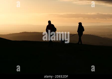 Wandern im British Camp, auf den Malvern Hills, in der Nähe von Ledbury, Herefordshire, England, Großbritannien Stockfoto