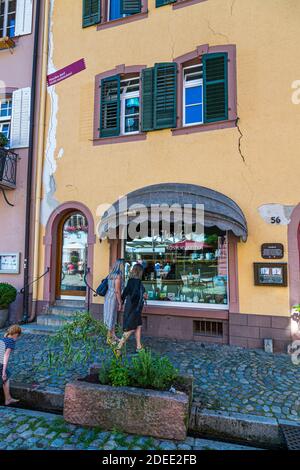 Viele Gebäude in Staufen werden durch Auftriebsspalten, die durch geothermische Bohrungen verursacht werden, dauerhaft beschädigt. Staufen-Münstertal, Deutschland Stockfoto