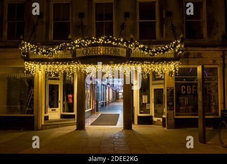 Die historische Einkaufspassage Corridor, dekoriert mit Weihnachtslichtern im Stadtzentrum von Bath, Somerset, England, Großbritannien. 2020 Stockfoto