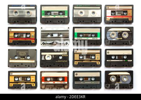 Sammlung von Sony, Maxell und Fuji alten Audiokassetten auf weißem Hintergrund isoliert, Vintage-Musik und Technologie-Konzept Stockfoto