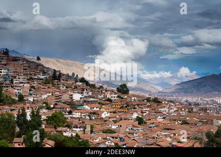 Erhöhte Ansicht von Cusco vom San Blas Viertel mit Bergen im Hintergrund, Cusco, Peru Stockfoto