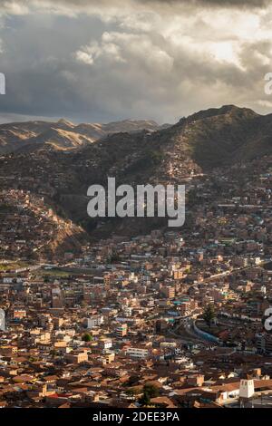 Panoramablick auf die Stadt Cusco von Sacsayhuaman, Peru Stockfoto