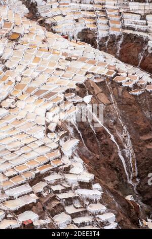 Luftaufnahme der Salzminen bei Salineras de Maras, Sacred Valley, Peru Stockfoto