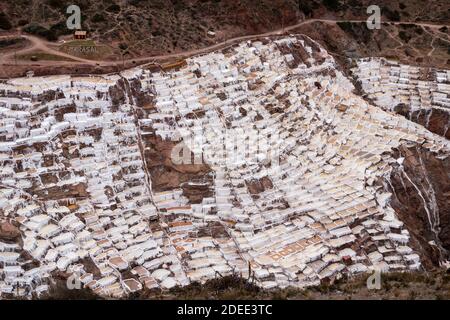 Luftaufnahme der Salzminen bei Salineras de Maras, Sacred Valley, Peru Stockfoto