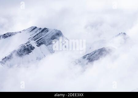 Schneebedeckte Berggipfel in den Anden, die aus Nebel aufdecken, Rainbow Mountain (Vinicunca) Trail, Pitumarca, Peru Stockfoto