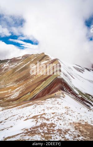 Idyllische Aufnahme des Rainbow Mountain im Winter, Pitumarca, Peru Stockfoto