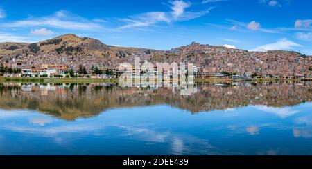 Panoramablick auf die Spiegelungen von Häusern in Puno, Titicacasee, Peru Stockfoto