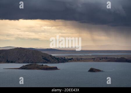 Dramatisches Wetter über der Küste des Titicacasees in Capachica, Peru Stockfoto