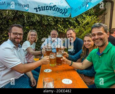 Soziales Treffen mit Zoigl Bier in Falkenberg, Deutschland Stockfoto