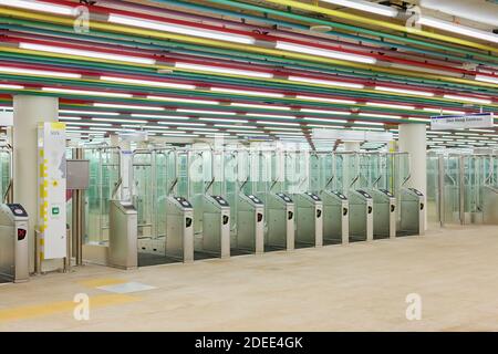 Leerer neuer holländischer Eingang mit Tickettoren einer U-Bahnstation in Rotterdam, Niederlande Stockfoto