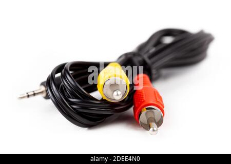 RCA-Composite-Videokabel mit gewellter Buchse auf gelbes und rotes Cinch-Kurzkabel, isoliert auf weißem Hintergrund, Ausschnitt. Einfache retro veraltete Video-out Stockfoto