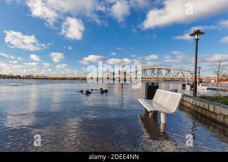 Uferpromenade des überfluteten niederländischen Flusses IJssel vor der Stadt Zutphen in Gelderland, Niederlande Stockfoto