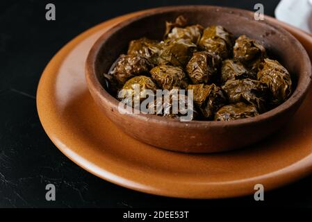 Georgische Nationalgericht Dolma auf schwarzem Hintergrund Stockfoto