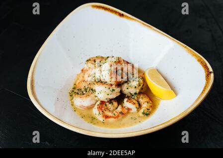 Gegrillte Garnelen auf schwarzem Hintergrund Stockfoto