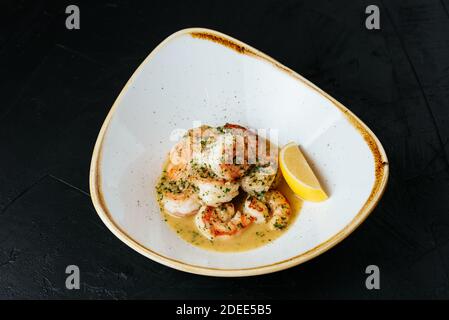 Gegrillte Garnelen auf schwarzem Hintergrund Stockfoto