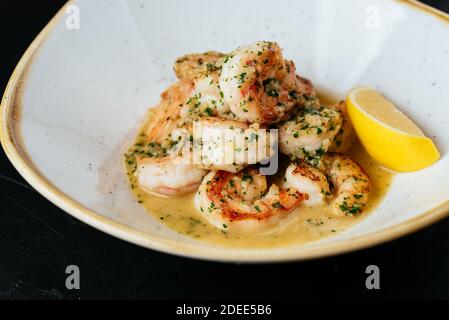 Gegrillte Garnelen auf schwarzem Hintergrund Stockfoto