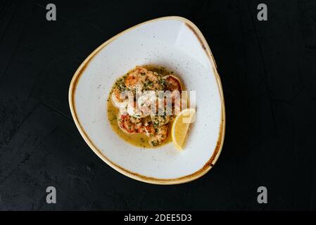 Gegrillte Garnelen auf schwarzem Hintergrund Stockfoto