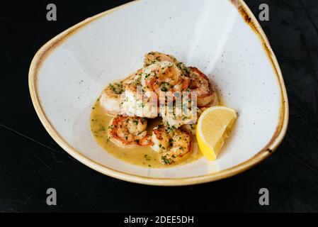 Gegrillte Garnelen auf schwarzem Hintergrund Stockfoto