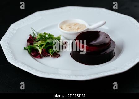 Aspic mit rotem Fisch auf schwarzem Hintergrund Stockfoto