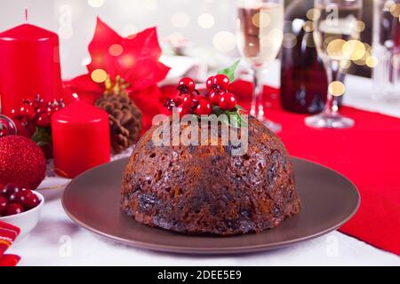 Traditioneller Weihnachtspudding mit Stechpalme oben Stockfoto