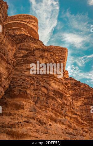 Nahaufnahme und Detail der Geologie und Struktur der Khazali Berg in Wadi Rum Stockfoto