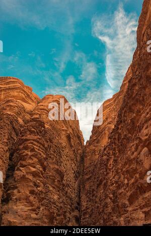 Wadi Rum Rock Desert Details. Wadi Rum ist ein Tal, das in den Sandstein- und Granitfelsen im südlichen Jordanien eingeschlichen ist Stockfoto