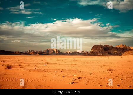 Wunderschönes Panorama der Wadi Rum Wüste bei Sonnenuntergang Stockfoto
