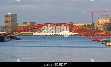 Red Python Bridge in Amsterdam Niederlande Stockfoto