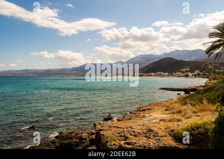 Blick auf die Küste und den Strand von Stalis in Der Norden der Insel Kreta in Griechenland Stockfoto