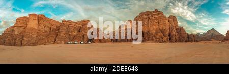 Schönes Panorama mit Schaumzelten in der Nähe der Berge von Wadi Rum, UNESCO-Weltkulturerbe, Jordanien Stockfoto