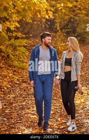 Schönes Paar haben Abenteuer Zeit im Herbst Park oder Wald, sie haben Gespräch, Lächeln, in lässiger Kleidung Stockfoto
