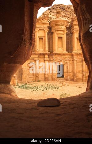 Atemberaubende Aussicht von einer Höhle des Ad Deir - Klosters in der antiken Stadt Petra, Jordanien: Unglaubliches UNESCO-Weltkulturerbe. Stockfoto