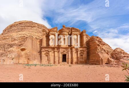 Landschaft von Ad Deir oder El Deir, "das Kloster" ist ein monumentales Gebäude aus dem Felsen in der alten jordanischen Stadt Petra geschnitzt. Ist ein Beispiel für t Stockfoto