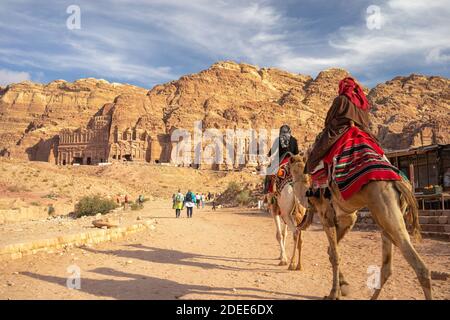 Petra, Jordanien - 13. Januar 2020: Touristen wandern entlang der Sik Schlucht zum Schatz von Petra (Al Khaznen), Jordanien. UNESCO-Weltkulturerbe Stockfoto