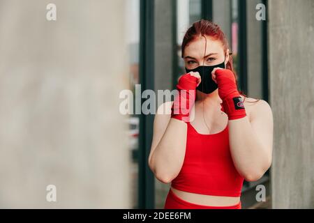 Junge Boxerin, Training im Freien in Brooklyn mit Gesichtsmaske. Stockfoto