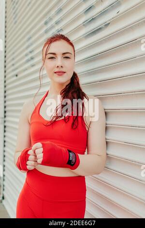 Porträt einer jungen Boxerin, die in Brooklyn im Freien trainiert Straße Stockfoto