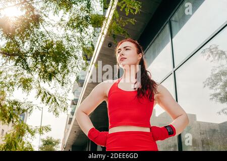 Porträt einer jungen Boxerin, die in der Brooklyn Street im Freien trainiert. Stockfoto