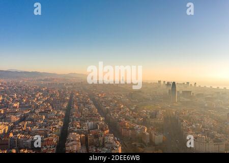 Luftdrohnenaufnahme des Agbar-Turms in Barcelona nebliger Morgen Bei Sonnenaufgang Stockfoto