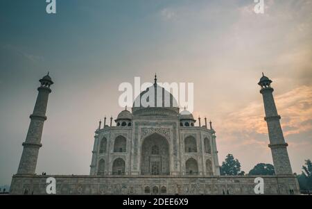 Taj Mahal Westseite gegen bewölkten Himmel während Sonnenaufgang Zeit, Agra, Indien Stockfoto